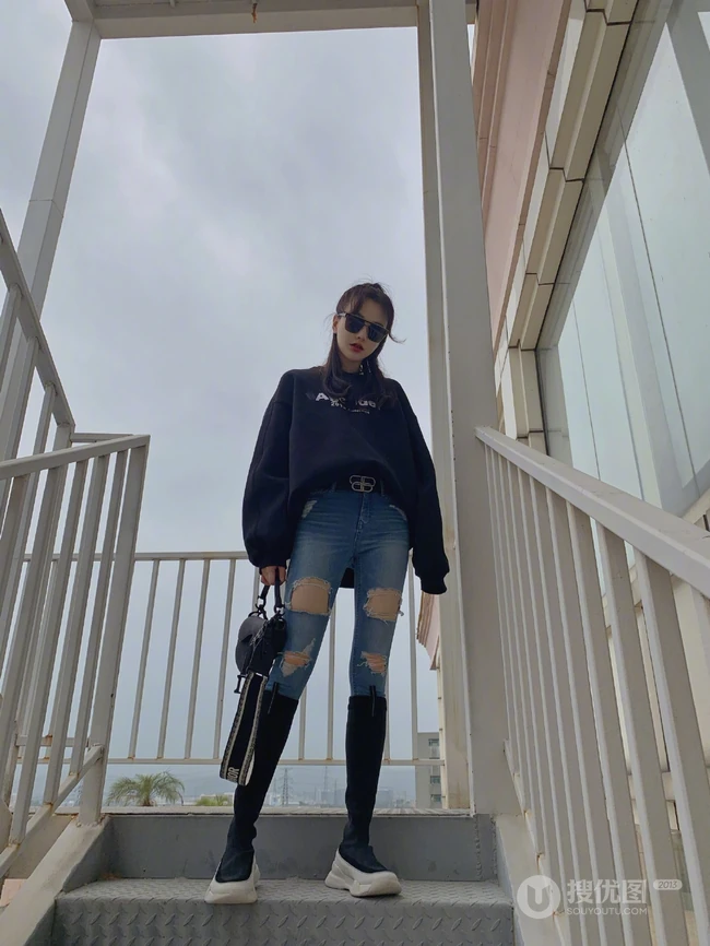 黄一琳戴墨镜出街写真美照，紧身牛仔裤搭黑衣，酷美时尚有个性
