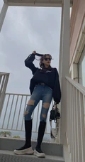 黄一琳戴墨镜出街写真美照，紧身牛仔裤搭黑衣，酷美时尚有个性