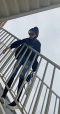 黄一琳戴墨镜出街写真美照，紧身牛仔裤搭黑衣，酷美时尚有个性