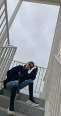 黄一琳戴墨镜出街写真美照，紧身牛仔裤搭黑衣，酷美时尚有个性
