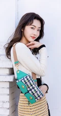 宣璐肩挎小包时尚靓丽街拍图片，宣璐化身卷闸门前超美魅力气质女生
