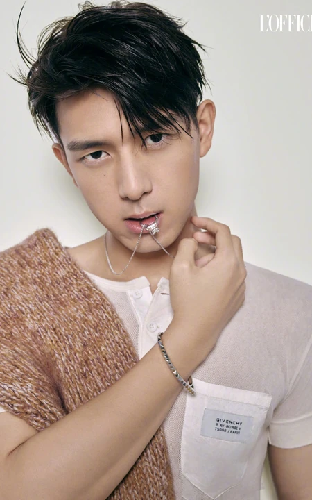 李现时尚有型穿搭登《时装L'OFFICIEL》电子刊写真图片