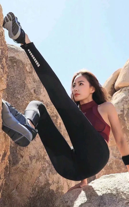 悬崖上攀岩的长发身材超好的大长腿美女手机壁纸