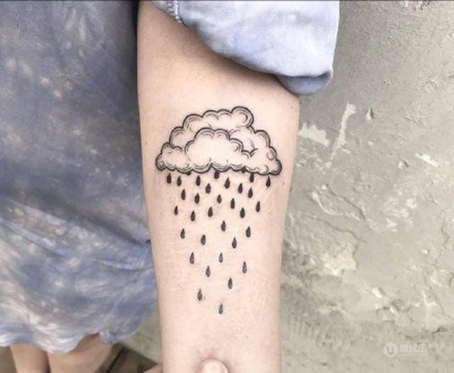 唯美下雨纹身图案，关于天气的男生纹身图案，有云朵，有雨滴 第3张
