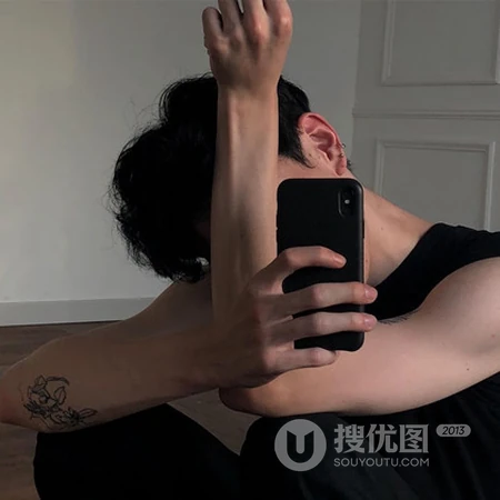 秀腹肌的健身型男个性头像，霸气肌肉男头像图片