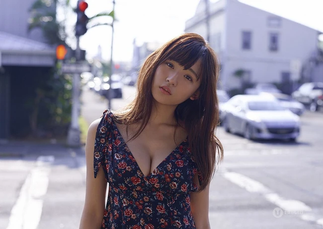 21岁童颜身形匀称白皙女生浅川梨奈气质写真图片集