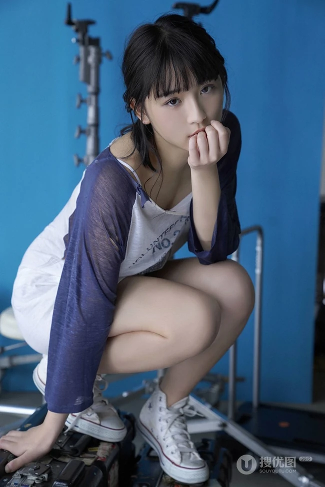 21岁童颜身形匀称白皙女生浅川梨奈气质写真图片集