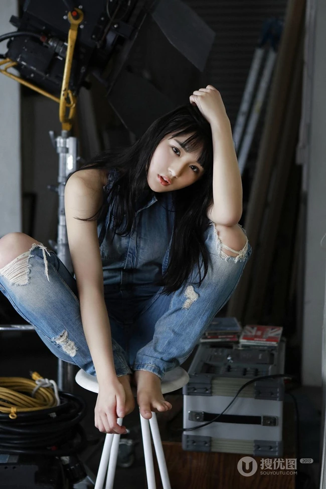 21岁童颜身形匀称白皙女生浅川梨奈气质写真图片集