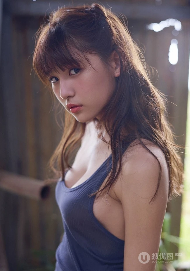 21岁童颜身形匀称白皙女生浅川梨奈气质写真图片集