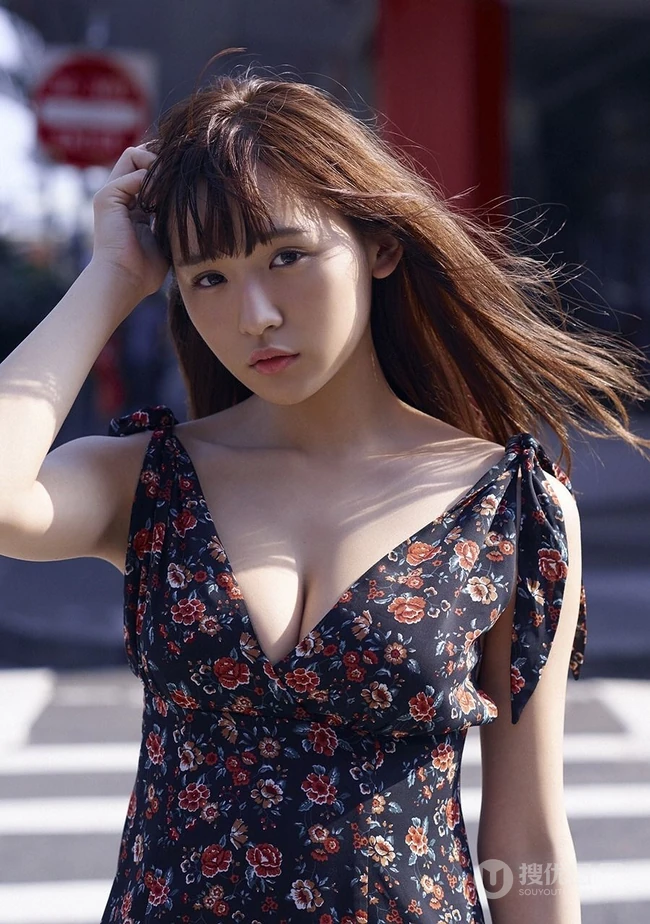 21岁童颜身形匀称白皙女生浅川梨奈气质写真图片集