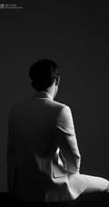 李现全白西装套装帅气写真，黑白质感大片绅士感十足