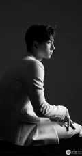 李现全白西装套装帅气写真，黑白质感大片绅士感十足