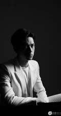李现全白西装套装帅气写真，黑白质感大片绅士感十足