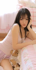 线条丰臀浅粉女生小姐姐着肩带背心短裤翘起屁股气质室内图片