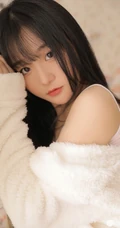 线条丰臀浅粉女生小姐姐着肩带背心短裤翘起屁股气质室内图片