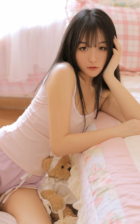 线条丰臀浅粉女生小姐姐着肩带背心短裤翘起屁股气质室内图片