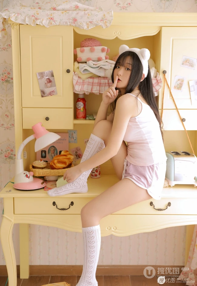 线条丰臀浅粉女生小姐姐着肩带背心短裤翘起屁股气质室内图片