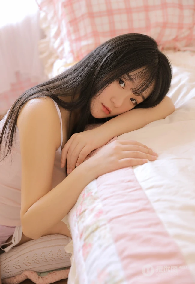 线条丰臀浅粉女生小姐姐着肩带背心短裤翘起屁股气质室内图片