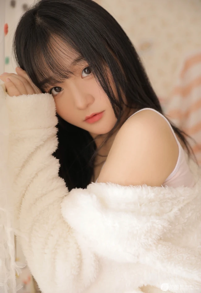 线条丰臀浅粉女生小姐姐着肩带背心短裤翘起屁股气质室内图片