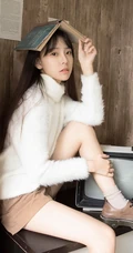 浅粉清纯牛奶肌白皙学生小妹戴头盔着短裤书房看书文艺写真图片