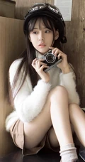浅粉清纯牛奶肌白皙学生小妹戴头盔着短裤书房看书文艺写真图片