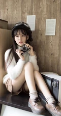 浅粉清纯牛奶肌白皙学生小妹戴头盔着短裤书房看书文艺写真图片
