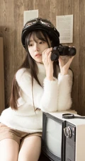 浅粉清纯牛奶肌白皙学生小妹戴头盔着短裤书房看书文艺写真图片