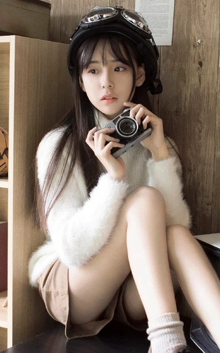 浅粉清纯牛奶肌白皙学生小妹戴头盔着短裤书房看书文艺写真图片