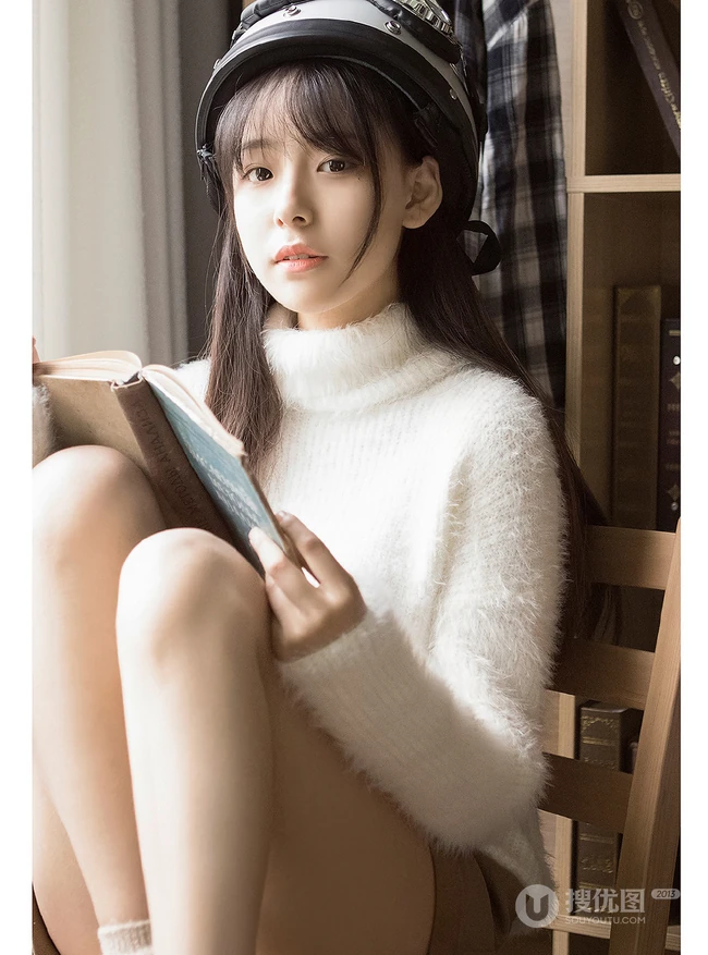 浅粉清纯牛奶肌白皙学生小妹戴头盔着短裤书房看书文艺写真图片
