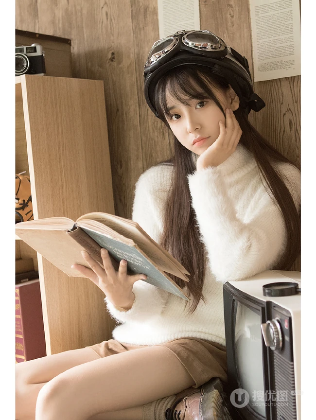 浅粉清纯牛奶肌白皙学生小妹戴头盔着短裤书房看书文艺写真图片