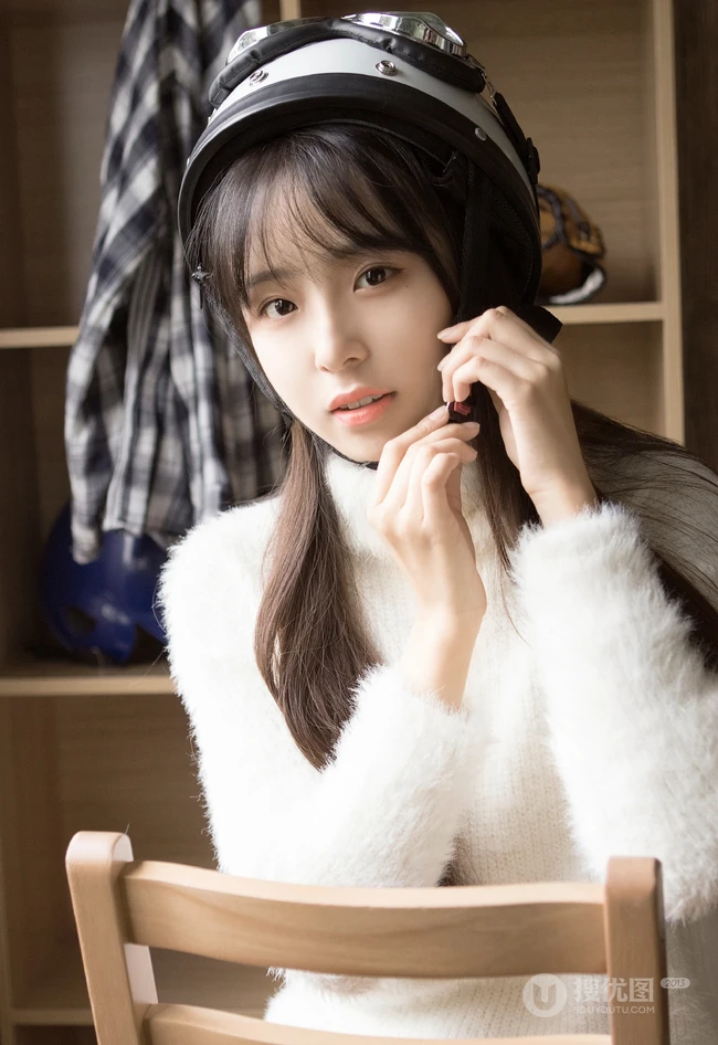 浅粉清纯牛奶肌白皙学生小妹戴头盔着短裤书房看书文艺写真图片