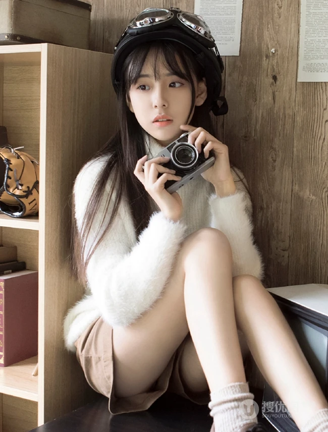 浅粉清纯牛奶肌白皙学生小妹戴头盔着短裤书房看书文艺写真图片