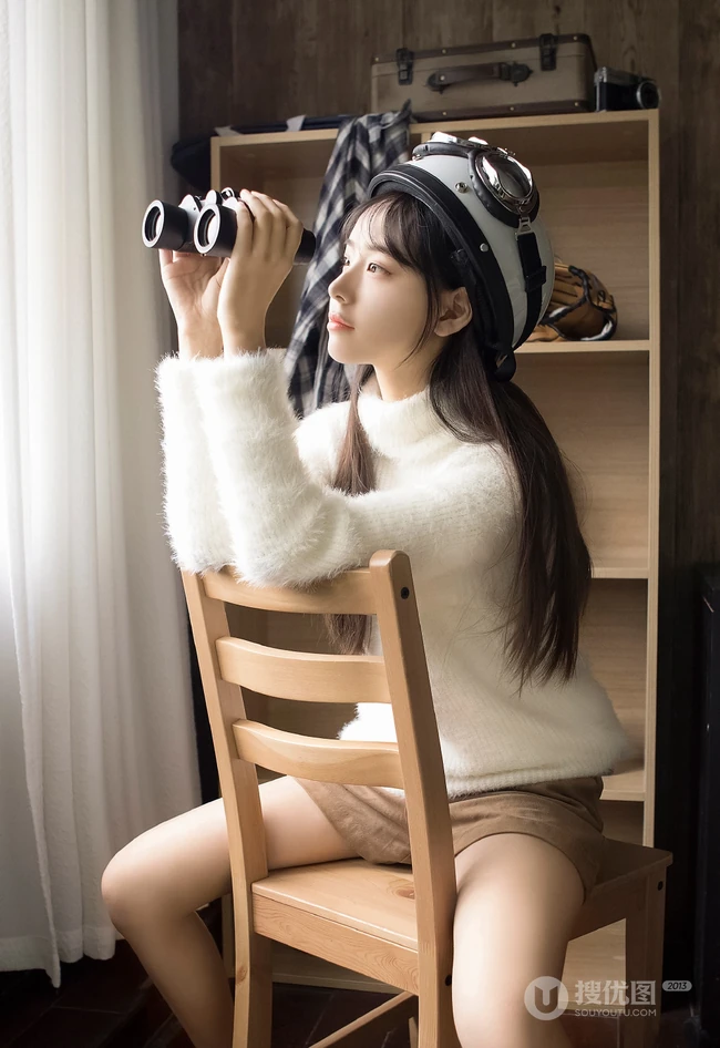 浅粉清纯牛奶肌白皙学生小妹戴头盔着短裤书房看书文艺写真图片
