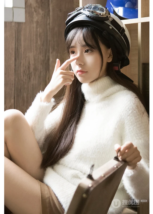 浅粉清纯牛奶肌白皙学生小妹戴头盔着短裤书房看书文艺写真图片