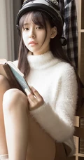 浅粉清纯牛奶肌白皙学生小妹戴头盔着短裤书房看书文艺写真图片