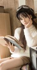 浅粉清纯牛奶肌白皙学生小妹戴头盔着短裤书房看书文艺写真图片