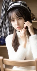 浅粉清纯牛奶肌白皙学生小妹戴头盔着短裤书房看书文艺写真图片