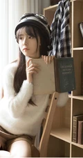 浅粉清纯牛奶肌白皙学生小妹戴头盔着短裤书房看书文艺写真图片