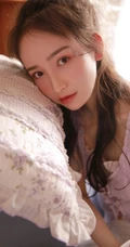 爱吃草莓的浅粉苗条女生小姐姐居家室内唯美高清写真图片