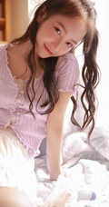 爱吃草莓的浅粉苗条女生小姐姐居家室内唯美高清写真图片