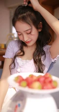 爱吃草莓的浅粉苗条女生小姐姐居家室内唯美高清写真图片