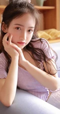爱吃草莓的浅粉苗条女生小姐姐居家室内唯美高清写真图片