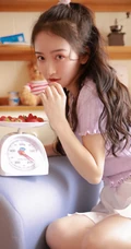 爱吃草莓的浅粉苗条女生小姐姐居家室内唯美高清写真图片