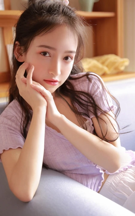 爱吃草莓的浅粉苗条女生小姐姐居家室内唯美高清写真图片