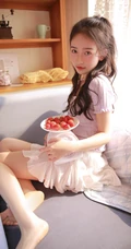 爱吃草莓的浅粉苗条女生小姐姐居家室内唯美高清写真图片