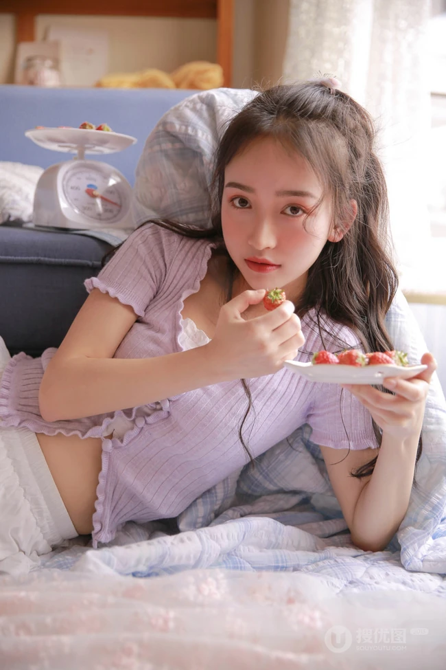 爱吃草莓的浅粉苗条女生小姐姐居家室内唯美高清写真图片