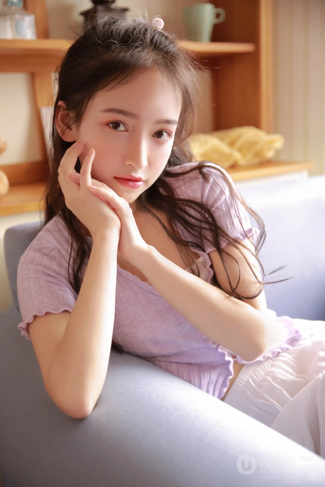 爱吃草莓的浅粉苗条女生小姐姐居家室内唯美高清写真图片