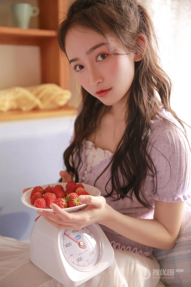 爱吃草莓的浅粉苗条女生小姐姐居家室内唯美高清写真图片