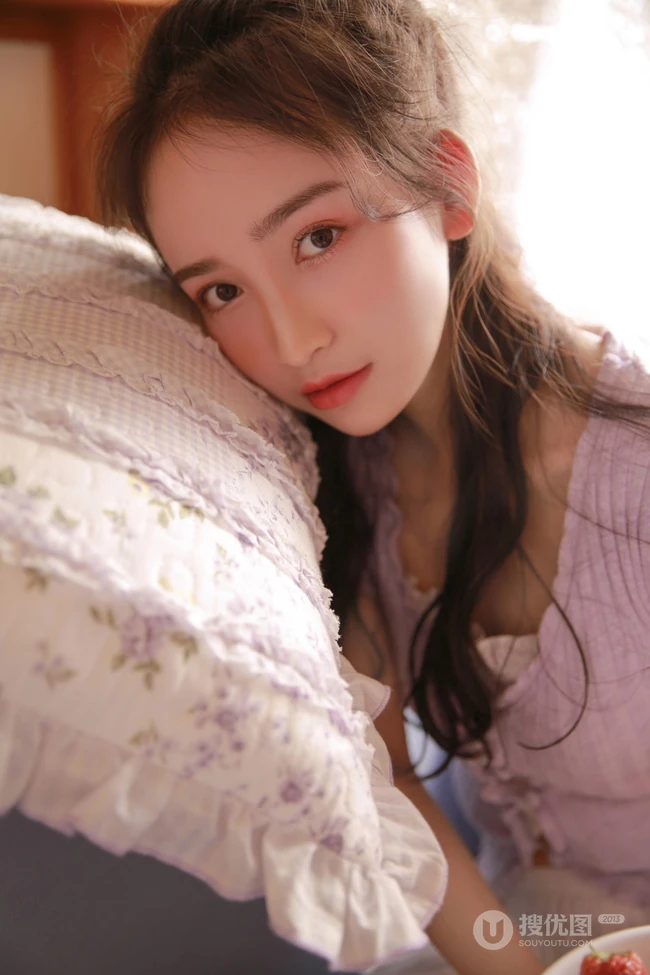 爱吃草莓的浅粉苗条女生小姐姐居家室内唯美高清写真图片