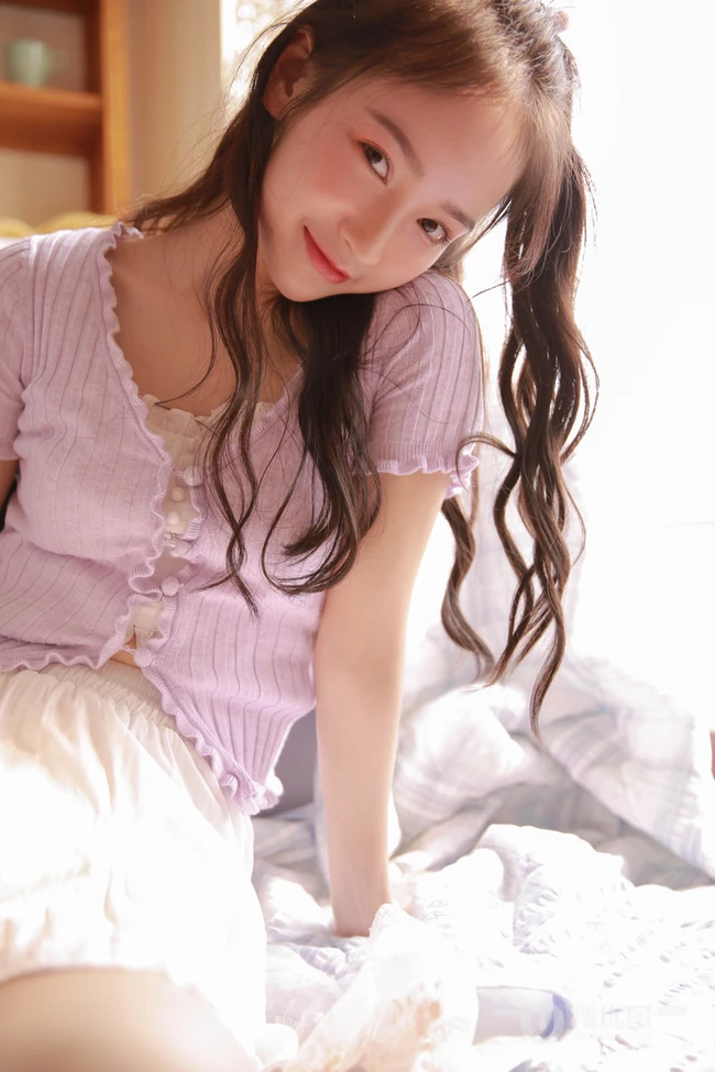 爱吃草莓的浅粉苗条女生小姐姐居家室内唯美高清写真图片